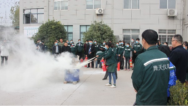 青天儀表（biǎo）加（jiā）強安全意識（shí），全體員工進（jìn）行（háng）消防（fáng）演練